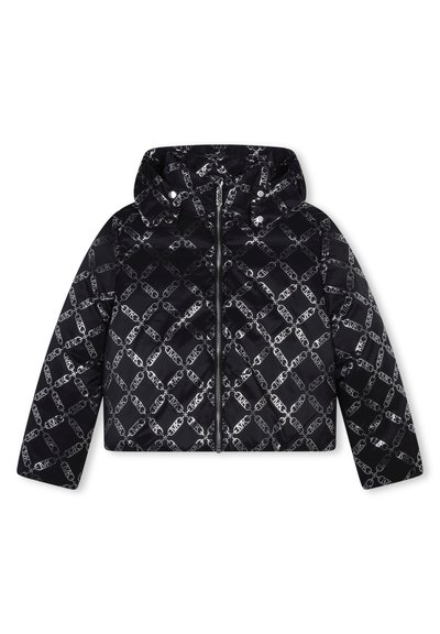 Veste noire rembourrée avec capuche, arborant un motif géométrique argenté, fermeture à glissière sur le devant et poignets élastiques. Texture lisse et brillante.