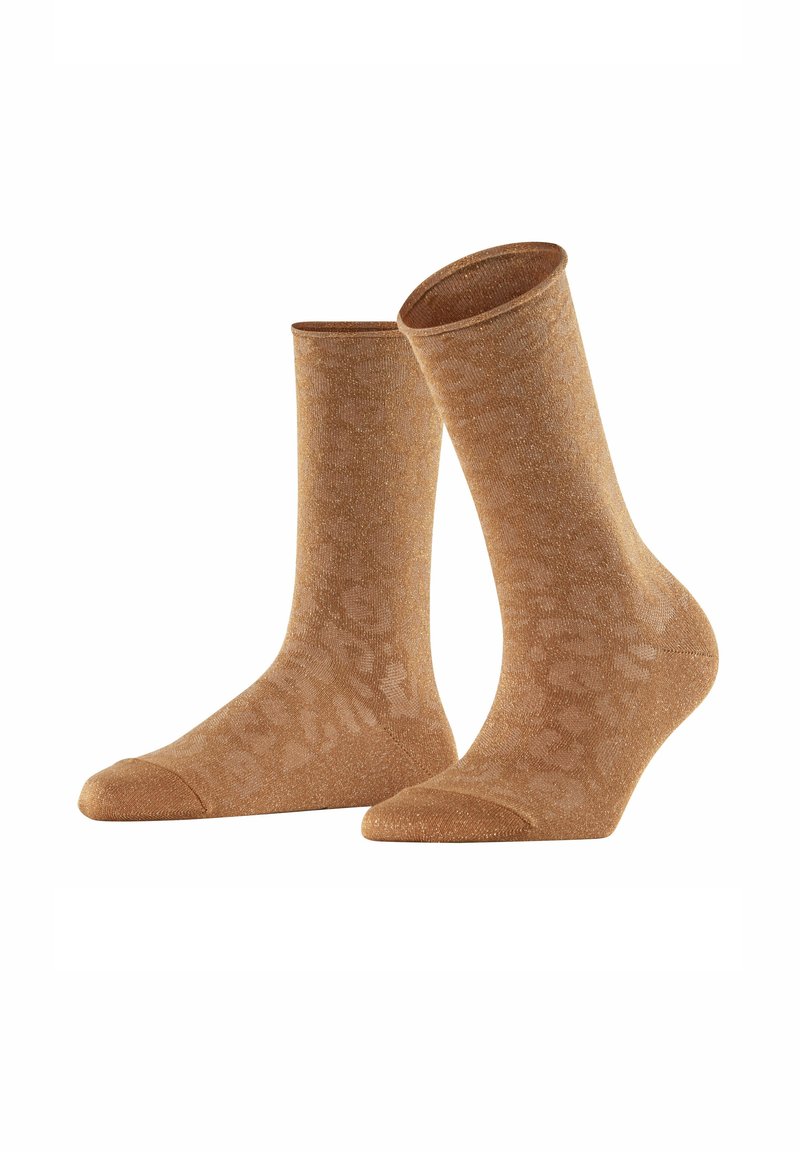 Un paio di calzini marrone chiaro fino al polpaccio con un sottile motivo leopardato e una texture scintillante, esposti in verticale su uno sfondo bianco uniforme.