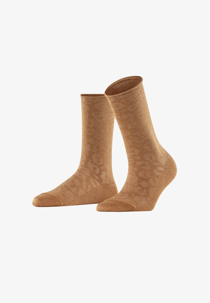 Un paio di calzini marrone chiaro fino al polpaccio con un sottile motivo leopardato e una texture scintillante, esposti in verticale su uno sfondo bianco uniforme.