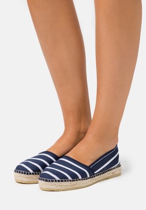 Námořnické a bílé espadrilky s texturovaným plátěným svrškem a tkanou jutovou podrážkou. Nazouvací design s kulatou špičkou.