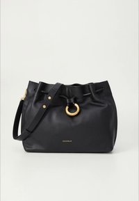 Musta nahkainen säkki-tyylinen laukku, jossa nyörisuljenta, kultaiset renkaat, säädettävä olkahihna ja kohokuvioitu logo. Sileä pinta.