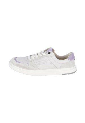 Zapatilla blanca y gris claro de perfil bajo con cordones, detalles perforados y un toque lavanda en el talón y la lengüeta, logo visible lateralmente.