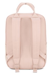 Zaino rosa chiaro in tessuto imbottito, con due spallacci regolabili, una maniglia superiore e una texture liscia. Presenta un design elegante e minimal.