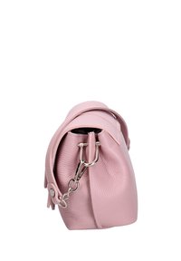 Piccola borsa in pelle rosa con una superficie testurizzata, manico superiore e accessori in argento. Presenta una tracolla removibile e una forma arrotondata.