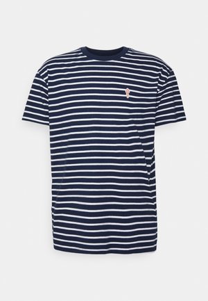 Navyblau-weiß gestreiftes T-Shirt mit kurzen Ärmeln und kleinem rot-weißem Fackel-Emblem auf der linken Brust.