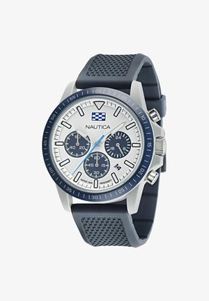 Nautica-horloge met een zilveren wijzerplaat, blauwe accenten en rubberen band. Beschikt over drie chronograaf sub-dials en een getextureerde band voor extra grip.