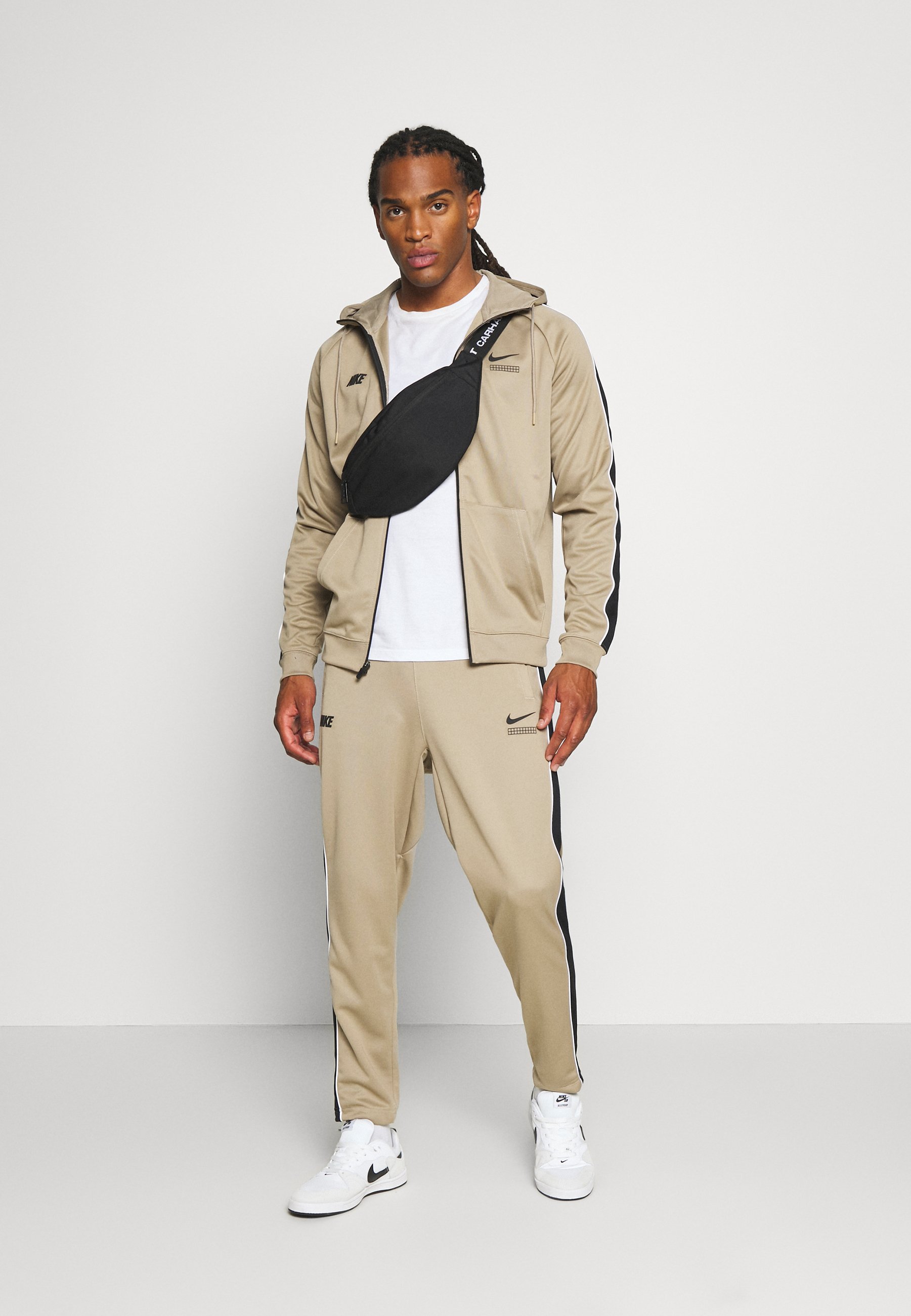 Nike Sportswear PANT Joggebukse khakiblackwhitekhaki Nike Sportswear PANT - Joggebukse - khaki/black/white