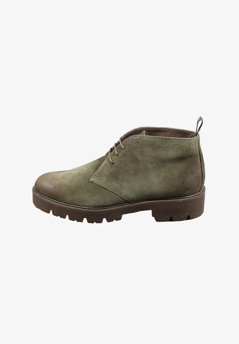 Grüne Wildleder-Stiefeletten mit abgerundeter Spitze, zwei Ösen für Schnürsenkel und einer strukturierten Gummisohle, ausgestattet mit einem Zuglasche hinten für einfaches An- und Ausziehen.