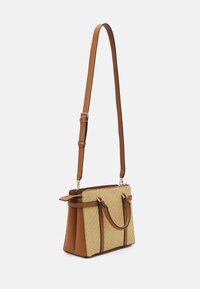 Guess EMILEE LUXURY SATCHEL - Kézitáska - natural/cognac