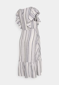 Vit och grå vertikalt randig midi-klänning med rynkade volangärmar och en samlad nederkant, visad från baksidan mot en enkel bakgrund.