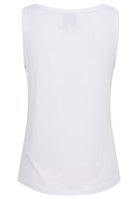 Biała bezrękawnikowa bluzka o prążkowanej fakturze, okrągłym dekolcie i luźnym kroju. Materiał wydaje się miękki i lekki, bez widocznych elementów metalowych.