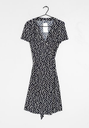 Laivastonsininen kietaisumekko, jossa valko-beige abstrakti purjevenemalli. Lyhyet hihat, V-kaula-aukko ja solmittava yksityiskohta vyötäröllä. Sileä kangaspinta.