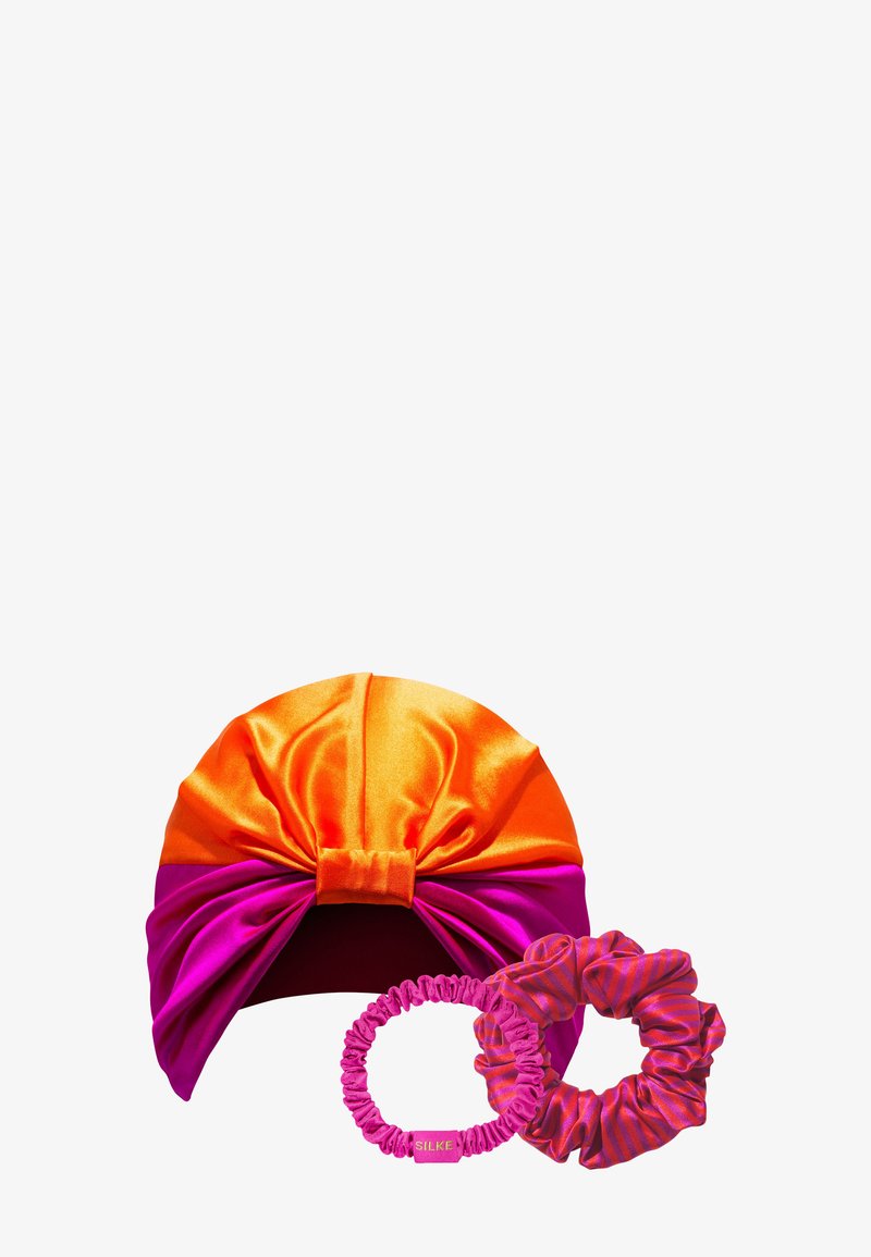 Foulard en soie coloré avec des sections orange et rose, accompagné de deux chouchous en soie assortis aux motifs rose et orange.