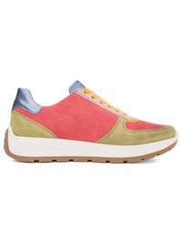 Niedriger Sneaker mit vorne aus rosa Wildleder, olivgrünen Wildlederüberzügen, metallisch blauem Fersenbereich, gelben Schnürsenkeln und weißer Gummisohle mit braunem Profil.