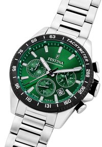 Montre chronographe en acier inoxydable argenté avec un cadran vert, trois sous-cadrans, une lunette tachymétrique noire et un guichet de date.