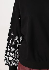 ONLY ONLBROOKE O NECK FLOWER - Φούτερ - black