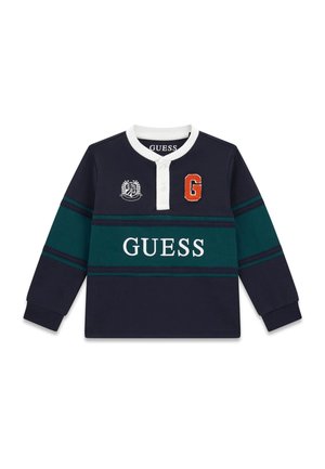 Koszula z długim rękawem w granatowo-zielone paski z białym kołnierzykiem, guzikami, czerwoną naszywką z literą "G" i logo "GUESS" na piersi.