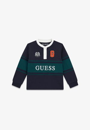 Koszula z długim rękawem w granatowo-zielone paski z białym kołnierzykiem, guzikami, czerwoną naszywką z literą "G" i logo "GUESS" na piersi.