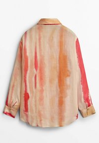 Langarmhemd aus leichtem Stoff mit einem abstrakten Aquarellmuster in den Farben Pfirsich, Orange und Rot, ausgestattet mit einem klassischen Kragen.