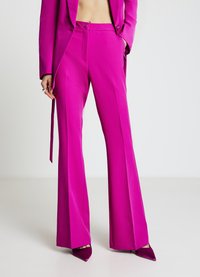 Fuchsia maßgeschneiderte Hosen mit hoher Taille, weitem Bein und glatter Textur. Mit Seitentaschen und einem Knopfverschluss.