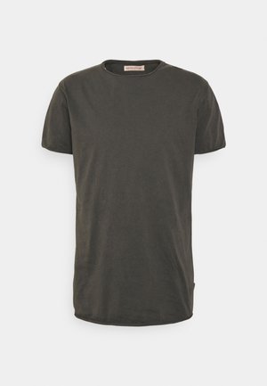 T-shirt vert olive foncé à manches courtes et col rond, en tissu doux légèrement texturé avec une petite étiquette de marque à l'intérieur du col.