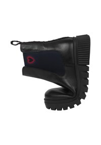 Stivale in pelle nera con un pannello elastico blu, forma arcuata, suola spessa e dettaglio a forma di cuore rosso sul lato. Finitura testurizzata.