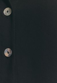 Unselected, black