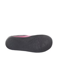 Suela de zapato de goma negra con superficie texturada. Resalte rosa a lo largo del costado. Cumple con el diseño ergonómico para estabilidad y comodidad.
