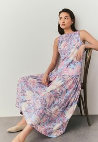 Next REGULAR FIT - SLEEVELESS DROP WAIST CREW NECK - Maxi ruha - pastel blue floral