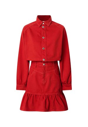Vestido rojo de botones, hecho de una tela suave, con mangas largas, cintura ajustada y un dobladillo acampanado con volantes. Dos bolsillos laterales visibles.