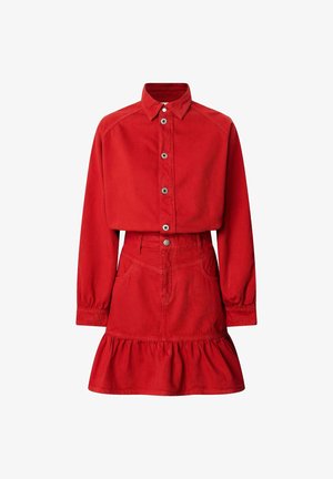 Robe rouge à boutons fabriquée en tissu doux, avec des manches longues, une taille cintrée et un ourlet évasé avec volants. Deux poches latérales visibles.