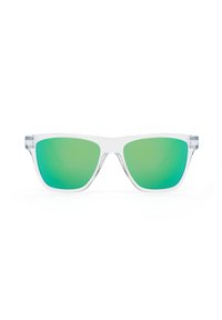 Transparente Sonnenbrille aus Kunststoff mit grünen Verlaufsgläsern, kantigem Rahmen und markanten Kanten. Hat keine sichtbaren Logos oder zusätzliche Akzente.