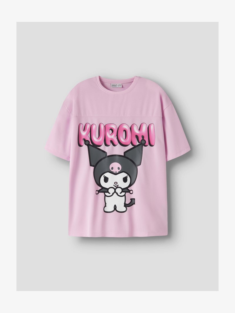 Chemise à manches courtes rose clair mettant en scène le personnage de dessin animé Kuromi avec un chapeau de bouffon noir et le texte rose "KUROMI" au-dessus de la figure.
