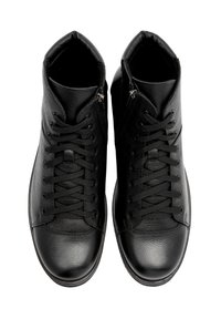 Czarne wysokie buty wykonane z teksturowanej skóry, z wiązanym zapięciem, gładkim czubkiem i srebrnymi zameczkami.