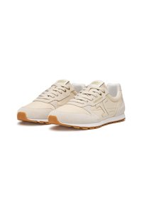 Sneaker beige con una combinazione di parte superiore in suede e mesh, punta arrotondata, intersuola bianca spessa e suola in gomma marrone texturizzata.