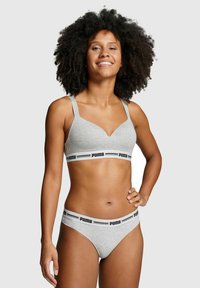 Grauer Baumwoll-Bralette und passende Bikini, ausgestattet mit einem PUMA-Logo-Band und verstellbaren Trägern, glatte Textur mit nahtlosem Design.