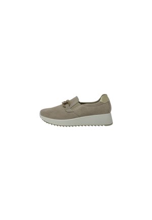 Sneaker slip-on beige con tomaia in suede, fibbia decorativa, inserti elastici e suola a zeppa bianca scanalata.