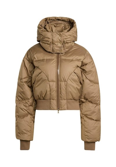 Chaqueta corta acolchada marrón con cuello alto acolchado, capucha ajustable con cordones, cremallera frontal y puños y dobladillo acanalados.
