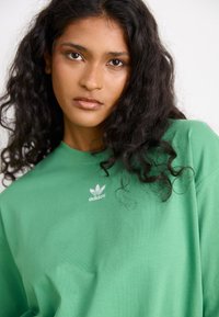 adidas Originals TEE - T-shirts - preloved green
