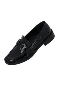 Mocassino in vernice nera con punta arrotondata, dettaglio di fibbia decorativa e bordi cuciti su una suola piatta in gomma.