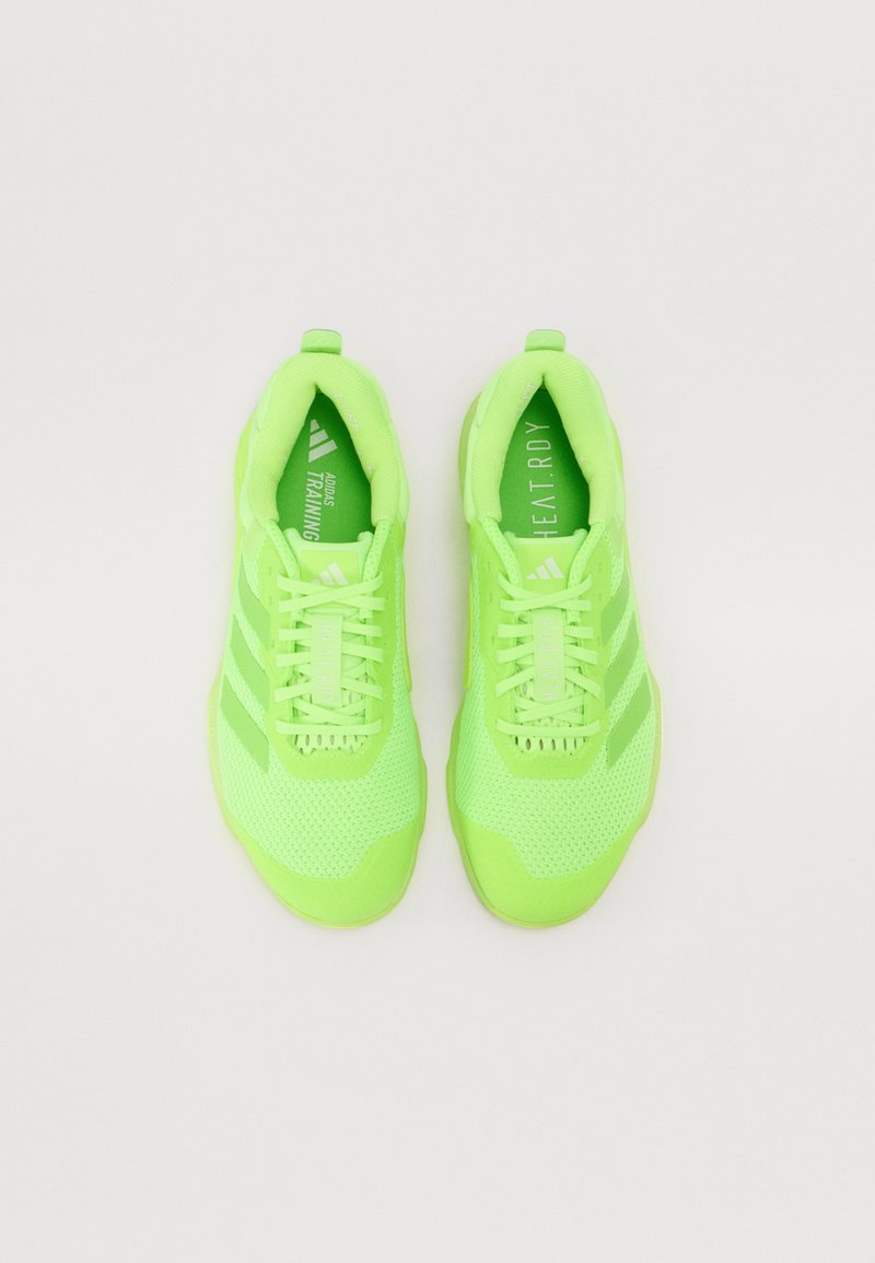 Scarpe sportive verde brillante con tomaia in rete, dettagli testurizzati, tre strisce sul lato e un collare imbottito per il comfort.