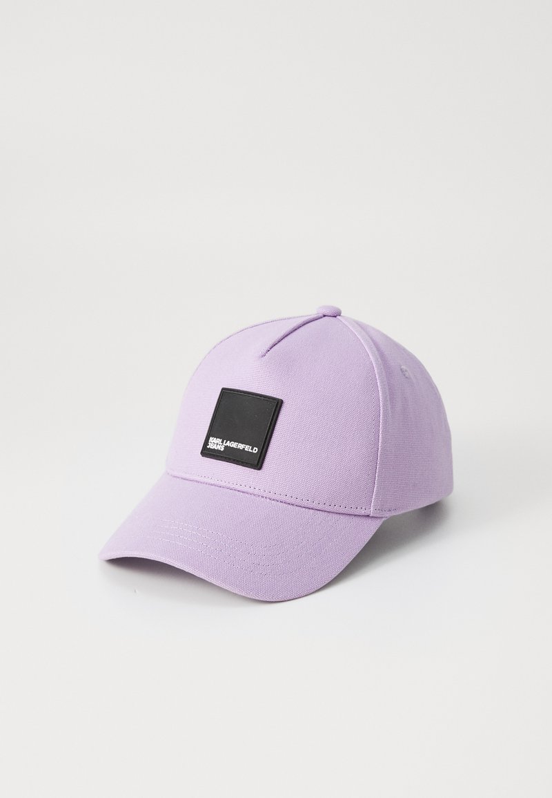 Fialová baseballová čiapka z látky, s čiernym štvorcovým nášivkou s nápisom "Karl Lagerfeld Jeans". Zakrivený okraj a vyšívané detaily.