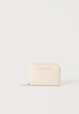 Μικρό μπεζ πορτοφόλι Valentino με υφή στην επιφάνεια και χρυσό φερμουάρ σε απλό ανοιχτό φόντο.