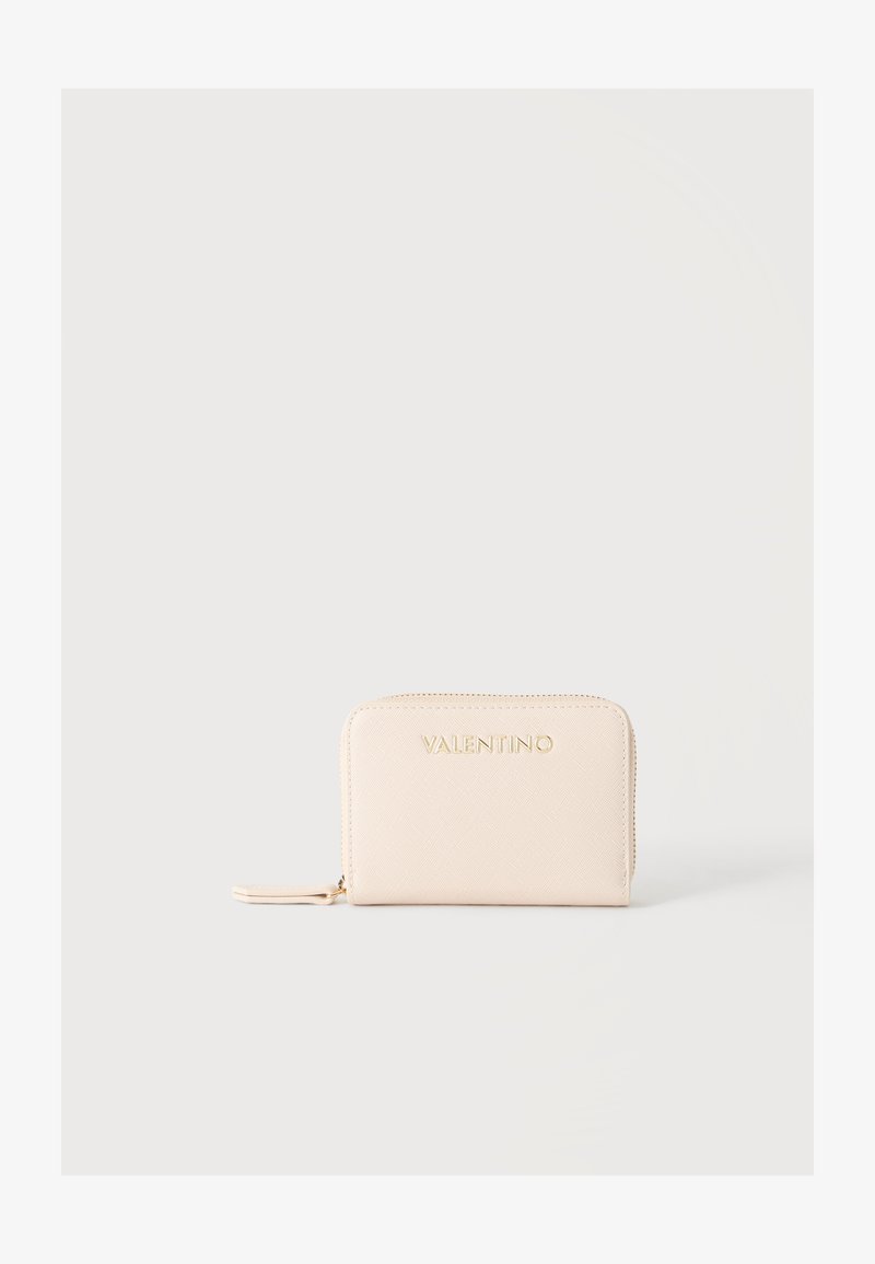 Petit portefeuille beige Valentino avec surface texturée et tirette de fermeture éclair dorée sur fond clair uni.