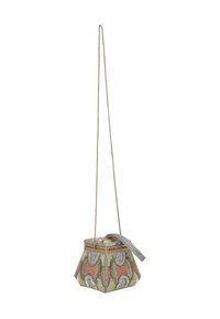 Bolso de mano con forma hexagonal, con patrones abstractos multicolores en naranja, amarillo y gris. Correa larga y detalles metálicos.