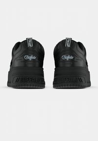 Μαύρα αθλητικά παπούτσια με χοντρή σόλα. Διαθέτουν ανάγλυφο λογότυπο "BUFFALO" και ραφές λεπτομέρειες. Κατασκευασμένα από λείο δέρμα, με επένδυση στο κολάρο.