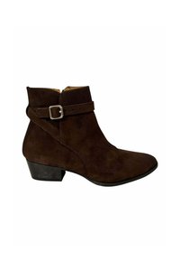 Botas tobilleras de ante marrón con una punta ligeramente afilada, pequeño tacón cuadrado y una correa decorativa con hebilla alrededor del tobillo.