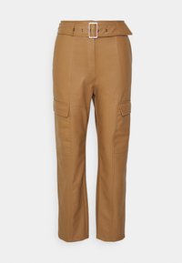 Braune Kunstlederhose mit einem breiten Gürtel und rechteckiger Schnalle, zwei seitlichen Cargo-Taschen und einer engen Silhouette.