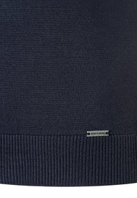 Marineblaue Strickjacke mit glatter Textur, geripptem Saum und einem kleinen silbernen Etikett mit der Aufschrift "MORE & MORE."