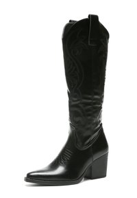 Botas de cowboy de cuero negro con punta afilada, costuras decorativas y tacón cuadrado. Presentan un diseño alto y tiradores para ponerlas y quitarlas con facilidad.